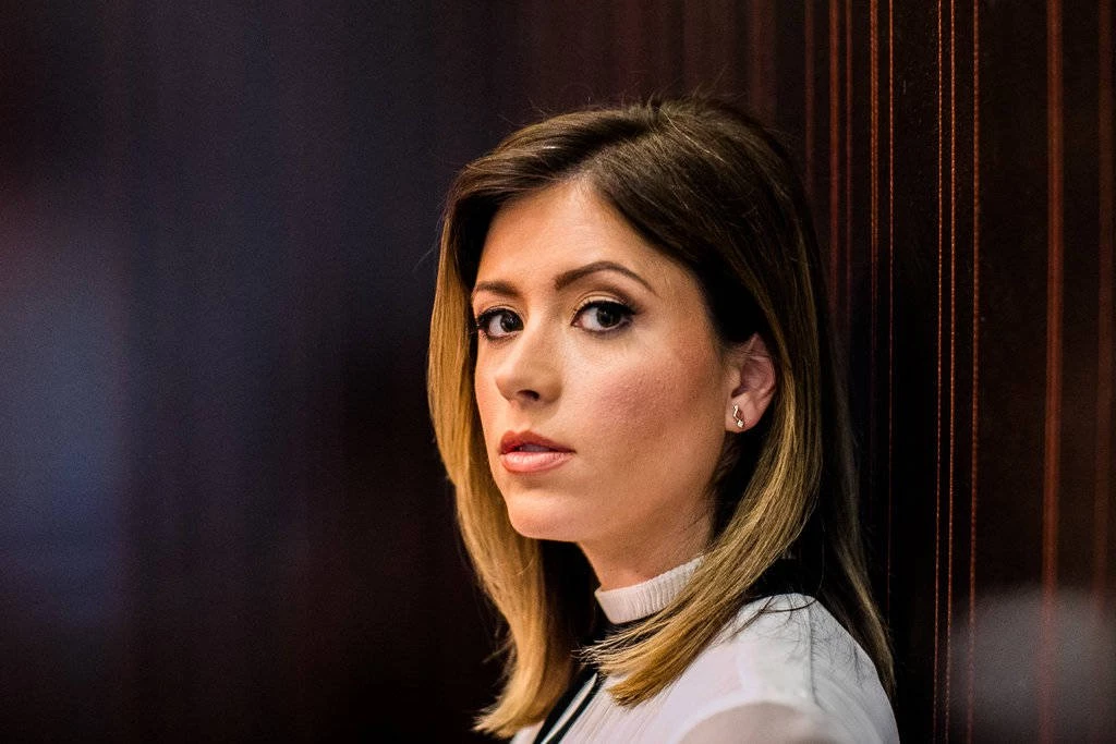 Ποια είναι η Ελληνοαμερικανίδα που ξεμπρόστιασε τον Μόργκαν Φρίμαν – Είναι απόγονος του Παύλου Μελά